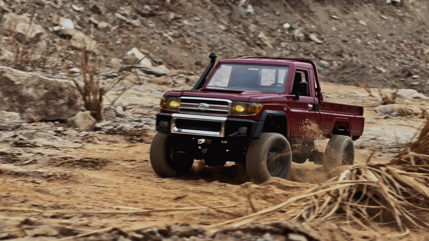 VOITURE TÉLÉCOMMANDÉE TOUT-TERRAIN 8KM/H AVEC ACCESSOIRES  |  EOROM